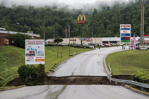 Gefangen bei McDonald's und Co.: Eingestürzte Brücke bei Elkview, USA.