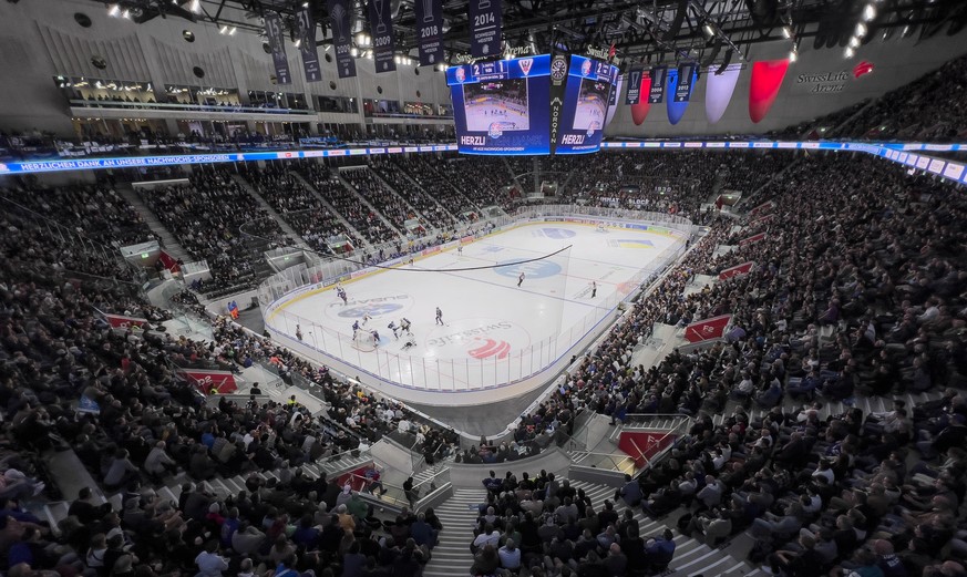Besucher verfolgen das Eishockeyspiel der National League zwischen den ZSC Lions und dem HC Fribourg-Gotteron am Dienstag, 18. Oktober 2022, in der Swiss Life Arena in Zuerich. (KEYSTONE/Ennio Leanza)