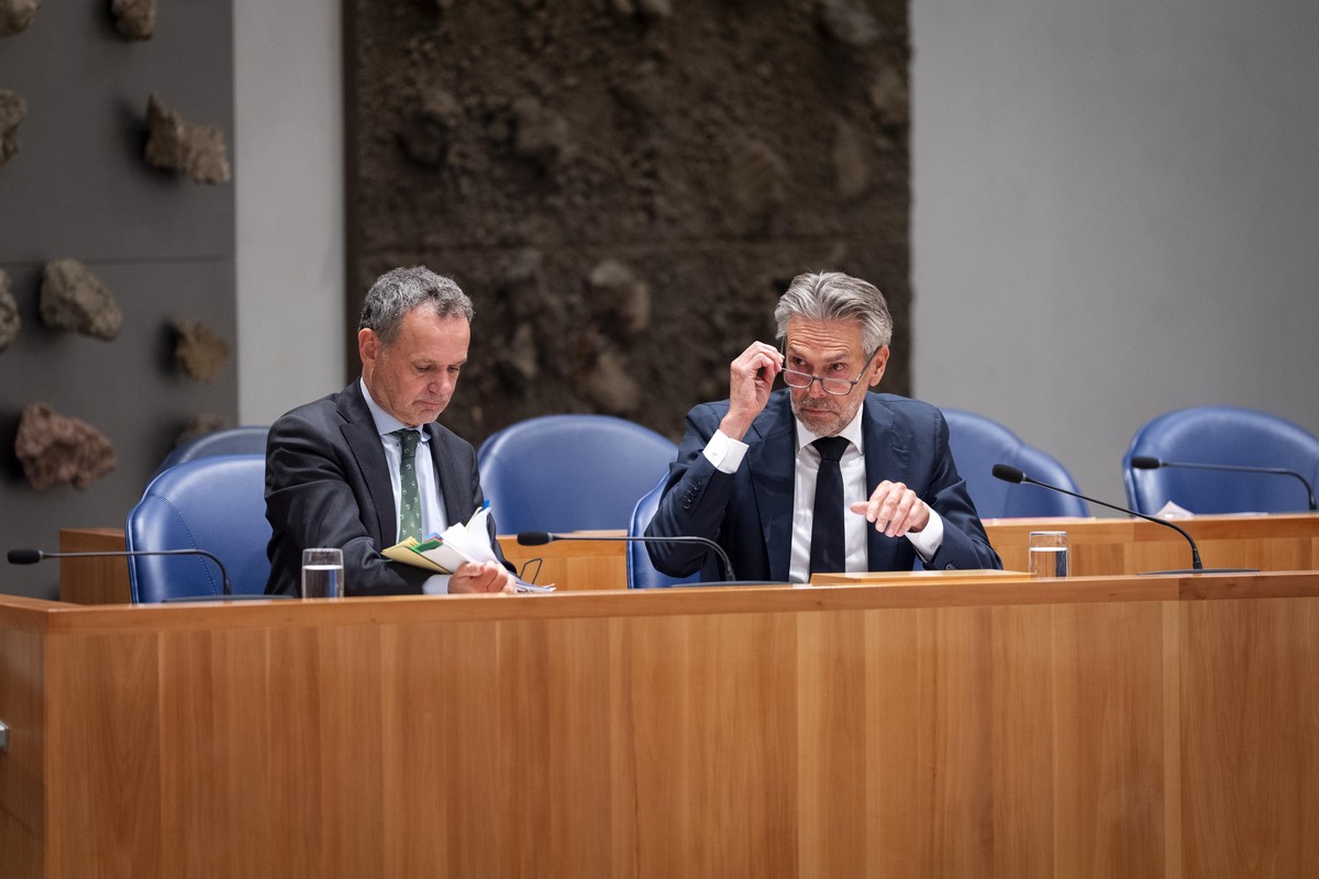 epa12171588 Dutch outgoing Prime Minister Dick Schoof (R) and outgoing Foreign Affairs Minister Casper Veldkamp (L) at a debate on the European Union in the Lower House in The Hague, The Netherlands,  ...