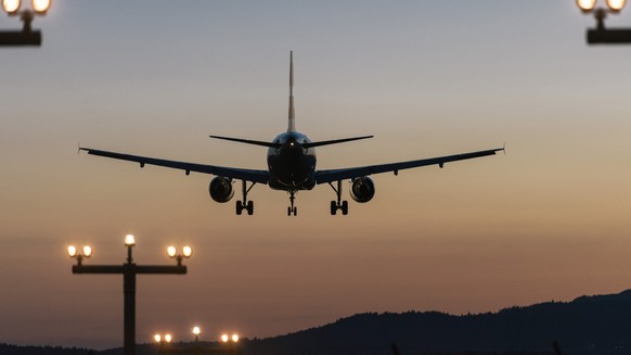 An airplane lands at Zurich Airport in Kloten in the Canton of Zurich, Switzerland, on the evening of August 14, 2017. (KEYSTONE/Christian Beutler)

Ein Flugzeug befindet sich im Landeanflug, aufgenom ...