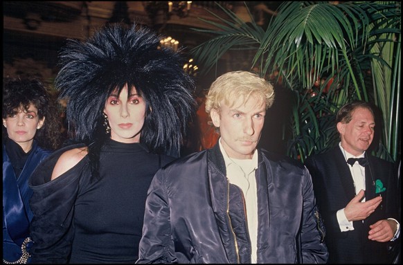 R�tro - D�c�s de Claude Montana - ARCHIVES - LA CHANTEUSE CHER ET CLAUDE MONTANA AUX OSCARS DE LA MODE EN 1986 Paris France *** Retro Todesf�lle von Claude Montana Archiv DIE SINGER CHER und CLAUDE Mo ...