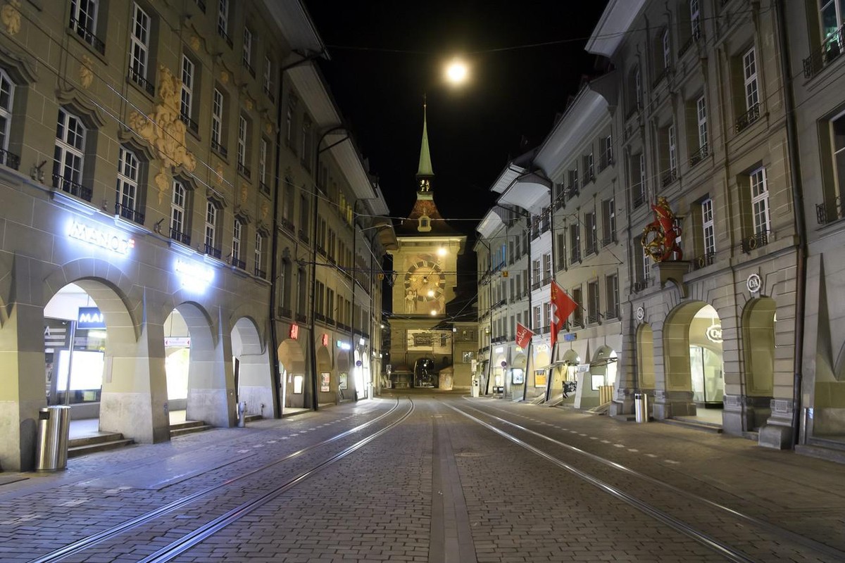 Eine leere Strasse waehrend der Coronavirus (Covid-19) Pandemie, am Sonntag, 15. Maerz 2020 in Bern. (KEYSTONE/Anthony Anex)