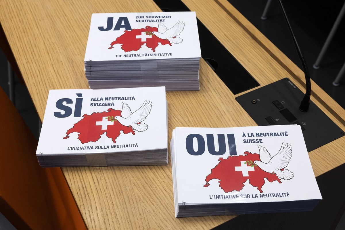 Des dépliants sur l'initiative pour la neutralité de l'UDC (archives, novembre 2022..