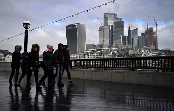 epa10356552 Pedestrian&#039;s walk through London&#039;s financial heart the City of London, in London, Britain, 09 December 2022. The UK government is set to announce a raft of financial sector refor ...