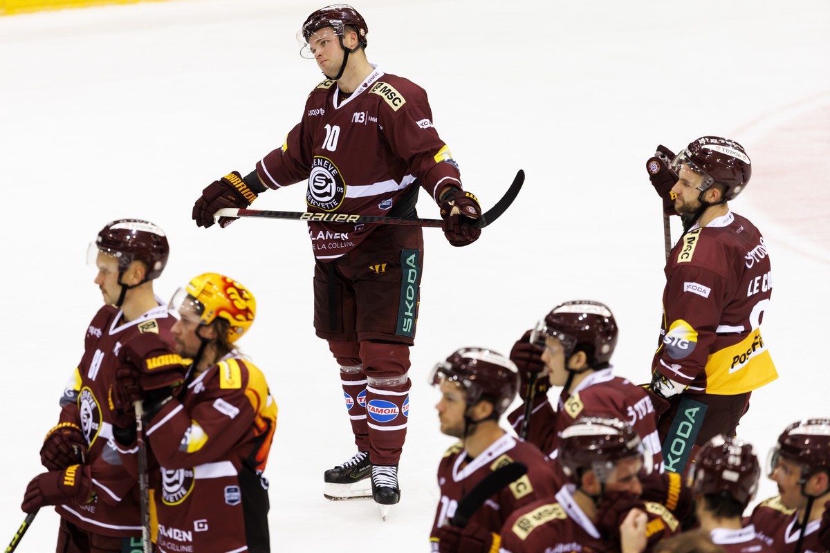 Geneve-Servette's forward Teemu Hartikainen #70 and his teammates look disappointed afte losing against the team Zug during the overtime, at the National League regular season game of the Swiss C ...