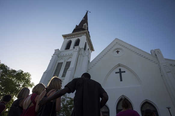 Trauer ist grösser als die Wut: Anteilnahme vor der Kirche in Charleston.