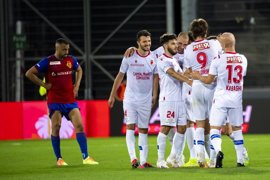 Les joueurs valaisans fetent la victoire lors de la rencontre de football du Championnat Suisse de Super League entre le FC Sion et le FC Basel 1893 le mercredi 8 juillet 2020 au stade de Tourbillon a ...