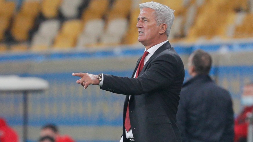 epa08644976 Switzerland head coach Vladimir Petkovic reacts during the UEFA Nations League group stage soccer match between Ukraine and Switzerland in Lviv, Ukraine, 03 September 2020. EPA/SERGEY DOLZ ...