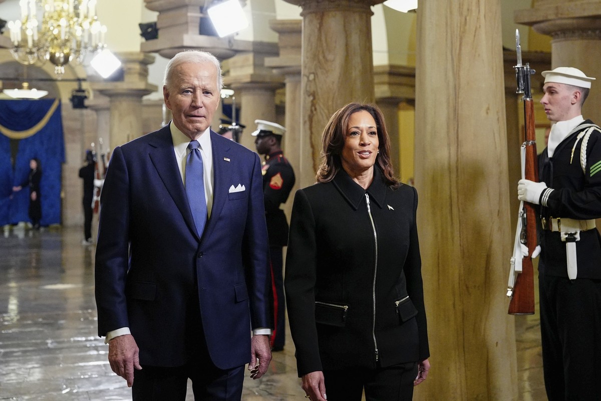 President Joe Biden and Vice President Kamala Harris arrive before the 60th Presidential Inauguration in the Rotunda of the U.S. Capitol in Washington, Monday, Jan. 20, 2025. (Melina Mara/The Washingt ...