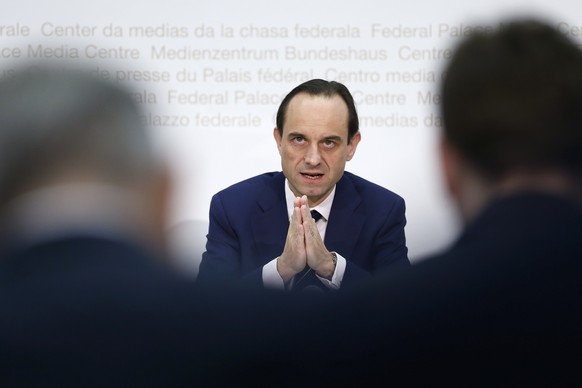 Mark Branson, Direktor der Eidgenoessischen Finanzmarktaufsicht FINMA, spricht bei der Jahresmedienkonferenz der FINMA, am Dienstag, 27. Maerz 2018 in Bern. (KEYSTONE/Peter Klaunzer)