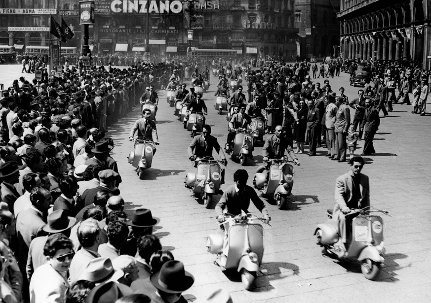 RECORD DATE NOT STATED Line of vespa in piazza duomo. milan. Italy. 1951 01/02/1951 972_45_W273013