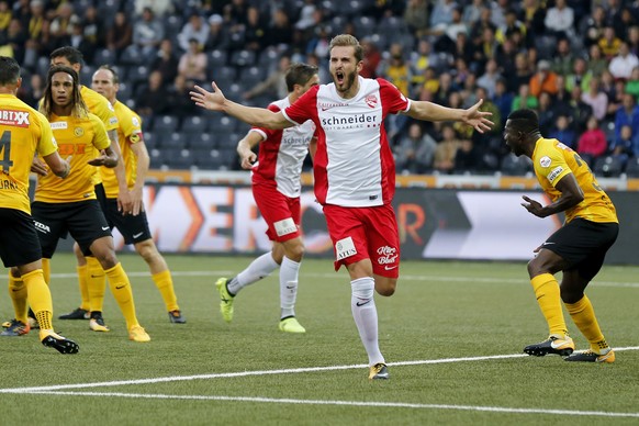 Thuns Roy Gelmi jubelt nach seinem Tor zum 0-2 im Super League Spiel zwischen dem BSC Young Boys Bern und dem FC Thun, am Mittwoch, 9. August 2017 im Stade de Suisse in Bern. (KEYSTONE/Peter Klaunzer)