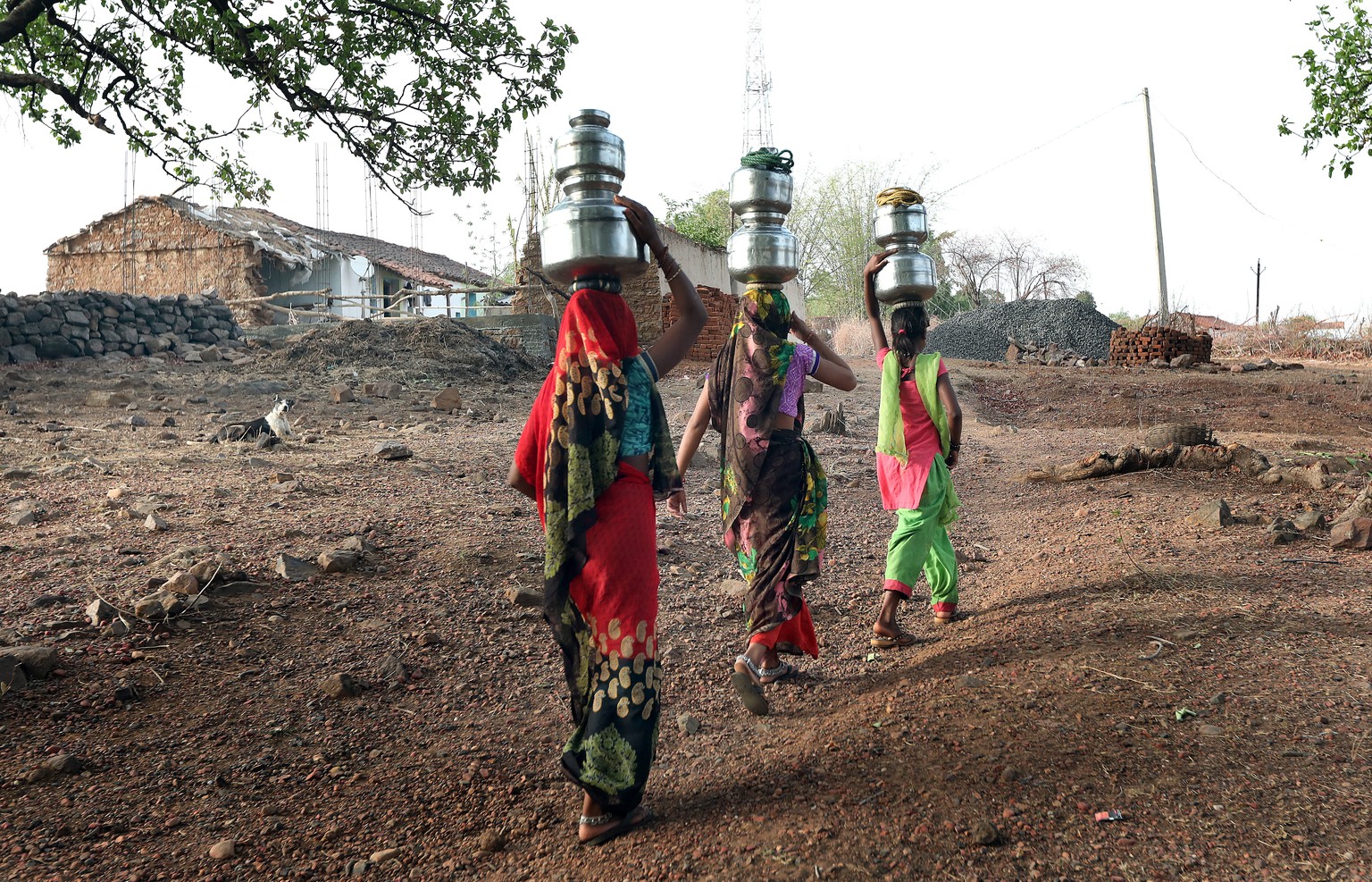epa06777304 (08/29) Indian women walk towards their villages carrying pots filled with water in Chokka village Rahatgarh, Bundelkhand region, Madhya Pradesh, India, 16 May 2018. Huge stretches of Madh ...