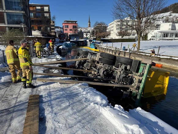 Der Lastwagen wird herausgeholt.