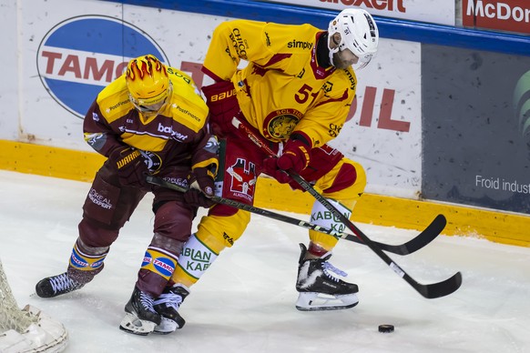 PostFinance Top Scorer Sakari Manninen (GSHC), gauche, lutte pour le puck avec Claude-C. Paschoud (SCL), droite, lors du match du championnat suisse de hockey sur glace de National League entre SCL Ti ...