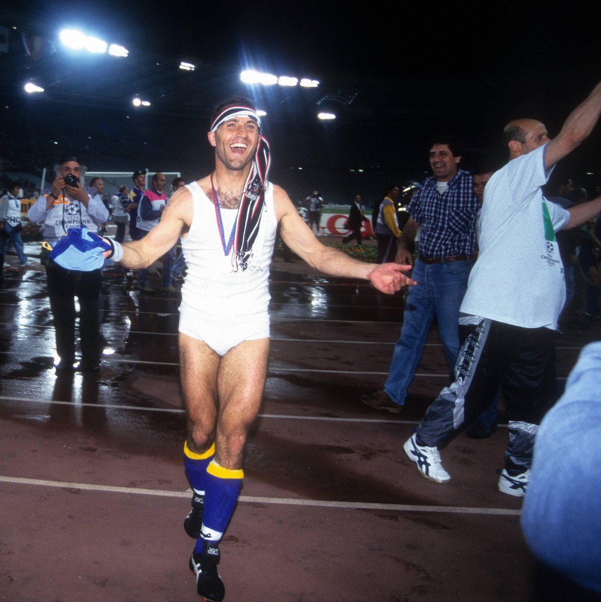 Bildnummer: 05675881 Datum: 22.05.1996 Copyright: imago/Sven Simon
Angelo di Livio (Juventus Turin, Mitte) feiert in Unterwäsche den Champions League Sieg 1996; Vdia, quer, Aufmacher kurios Komik Sieg ...