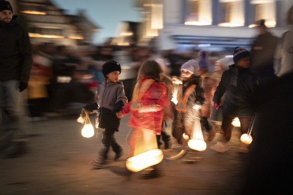 Rund 45 verschiedene Sujets mit rund 30 Tonnen Herbstrueben bestueckt zeigen sich am traditionellen Raebechilbi-Umzug durch Richterswil, aufgenommen am Samstag, 8. November 2025 in Richterswil. (KEYST ...