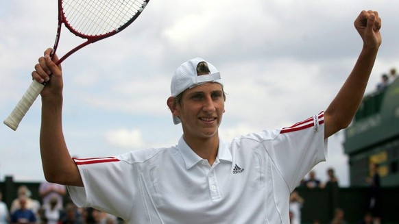 2006-07-08 12:41:42 epa00766351 Thiemo De Bakker of the Netherlands celebrates after defeating Marcin Gawron of Poland during the Boys&#039; Singles Final of the Wimbledon Championships at the All Eng ...