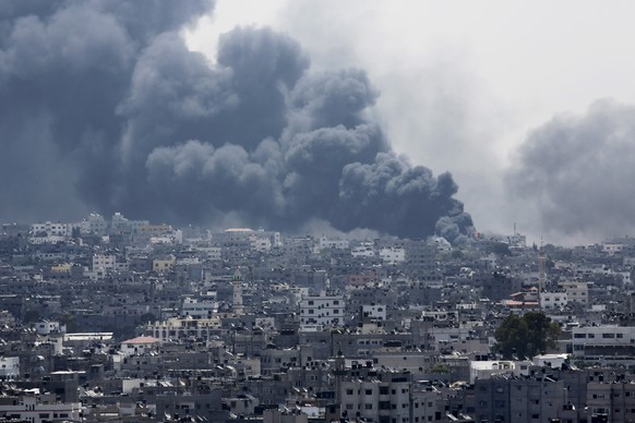 Rauchsäule über dem Stadtteil&nbsp;Schedschaija in Gaza Stadt. (20.07.2014)