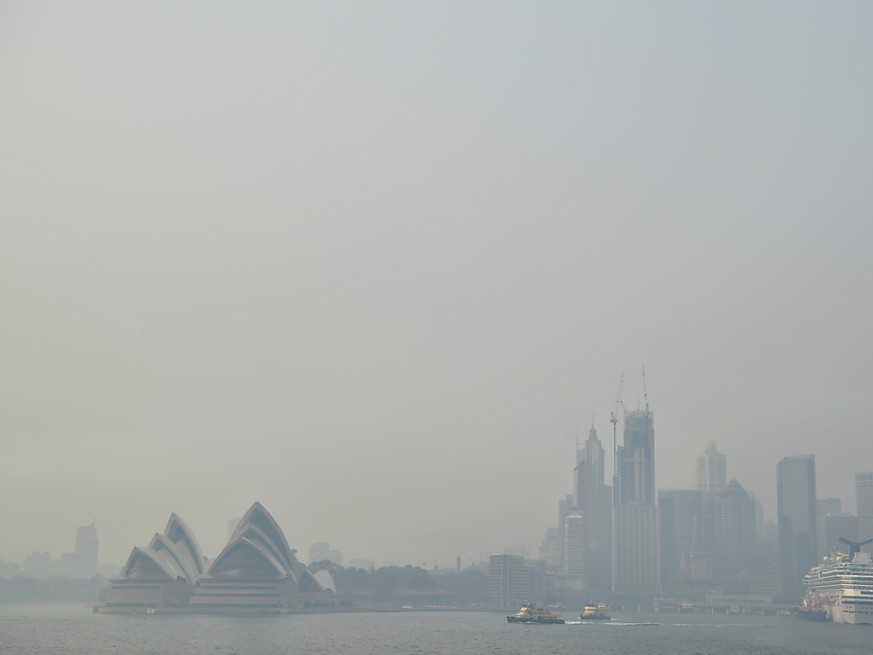 In der australischen Metropole Sydney ist die Luft durch Rauchschwaden von Buschfeuern erneut wieder stark eingetrübt.
