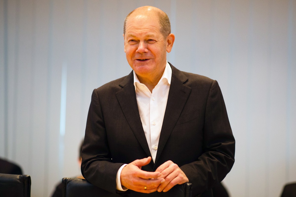 epa10464663 German Chancellor Olaf Scholz attends a meeting of SPD party's presidium on the day after the 2023 Berlin repeat state election in Berlin, Germany, 13 February 2023. EPA/CHRISTIAN MAR ...