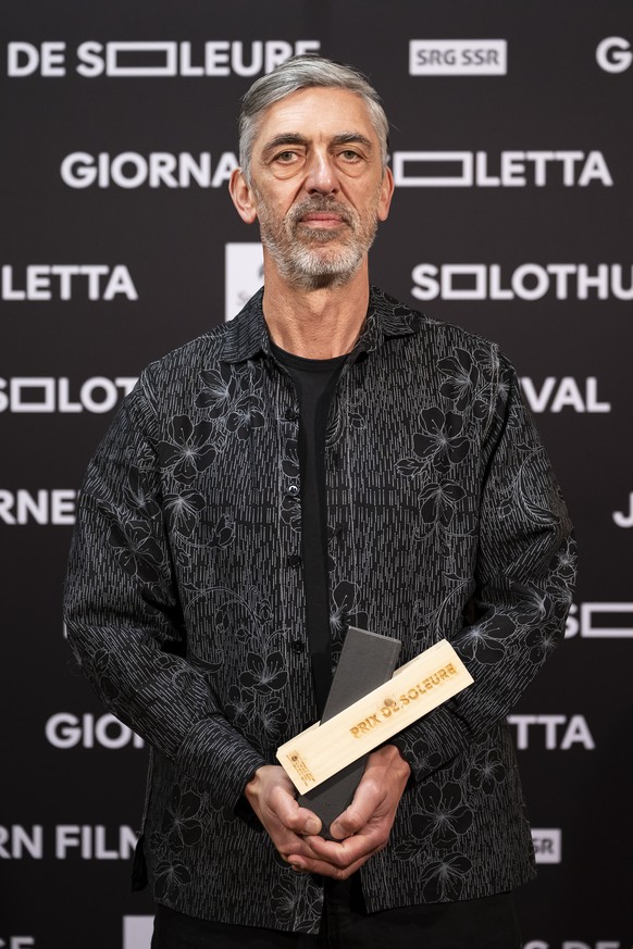 EMBARGO BIS 19:30 UHR - 28.01.2026 --- Der Regisseur Nicolas Wadimoff, Gewinner des "Prix de Soleure" mit "Qui vit encore", posiert kurz vor der Preisverleihung der 61. Solothurner ...