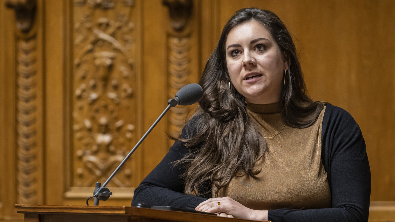 Samira Marti, SP-BL, stellt eine Frage, an der ausserordentlichen Session der Eidgenoessischen Raete, am Mittwoch, 12. April 2023 im Nationalrat in Bern. Die ausserordentliche Session wurde einberufen ...