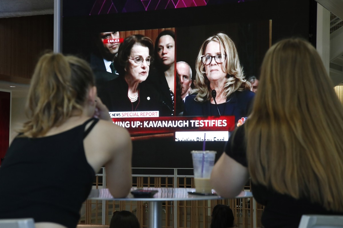 epa07052240 Students watch as US Senator Dianne Feinstein (L) questions Christine Blasey Ford (R) before the Senate Judiciary Committee hearing on the nomination of Brett Kavanaugh to be an associate  ...