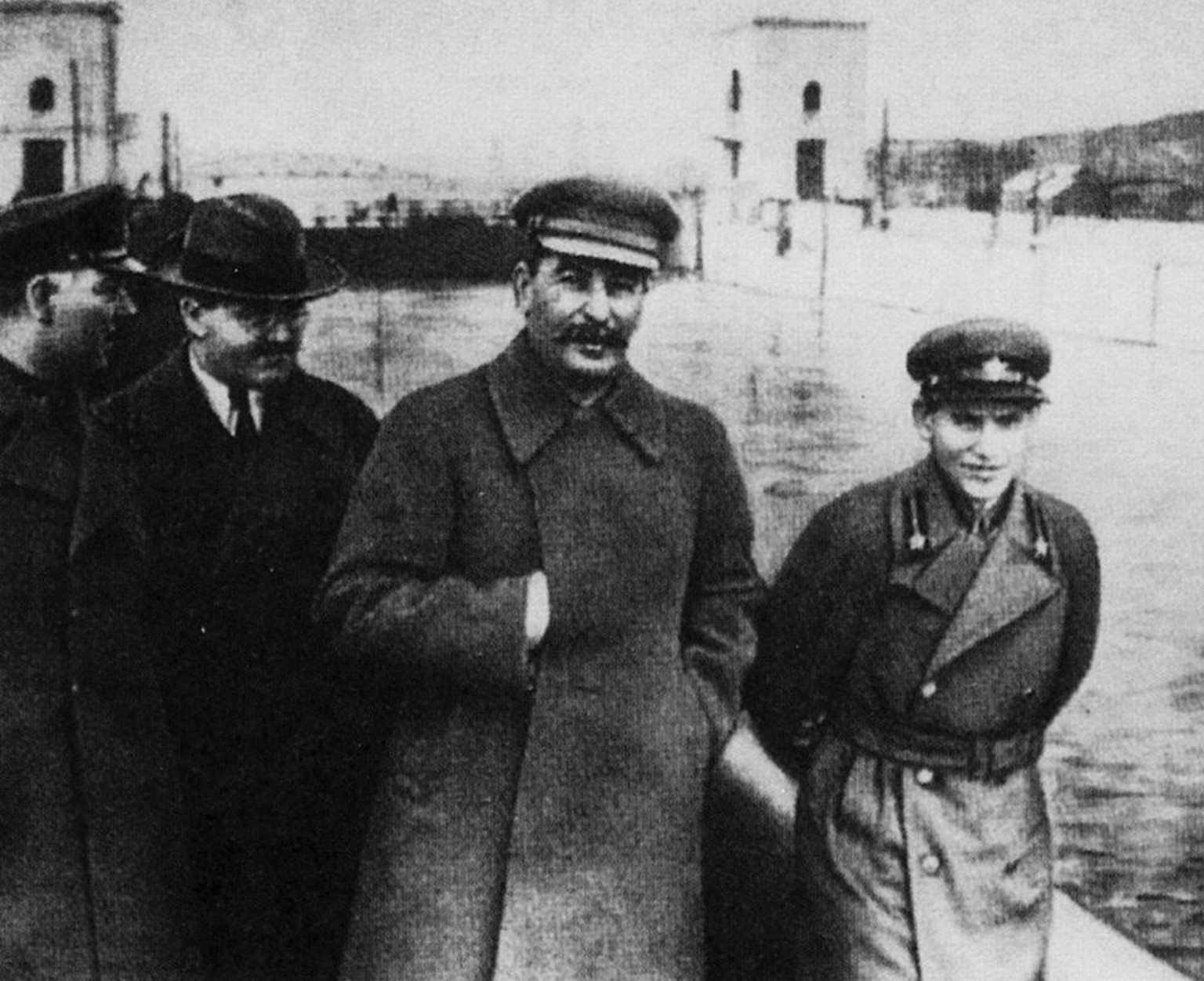 Rechts NKWD-Chef Nikolai Jeschow, daneben Stalin und Molotow. Jeschow wurde später aus dem Foto heraus retuschiert, nachdem er 1938 in Ungnade gefallen war.