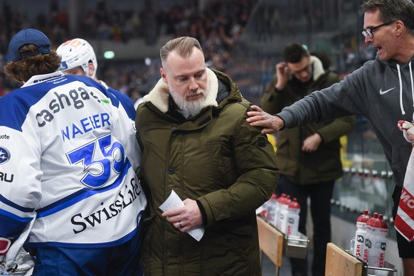 Zurich&#039;s head coach Rikard Groenborg, center, during the preliminary round game of National League Swiss Championship between HC Ambri Piotta and ZSC Lions, at the ice stadium Gottardo Arena in A ...