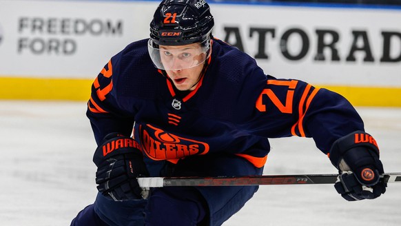 EDMONTON, AB - MAY 15: Edmonton Oilers Left Wing Dominik Kahun (21) in the third period during the Edmonton Oilers game versus the Vancouver Canucks on MAY 15, 2021 at Rogers Place in Edmonton, AB. (P ...