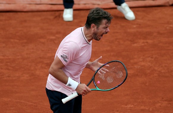 epa09969481 Stan Wawrinka of Switzerland plays Corentin Moutet of France in their men?s first round match during the French Open tennis tournament at Roland ?Garros in Paris, France, 23 May 2022.  EPA/MARTIN DIVISEK