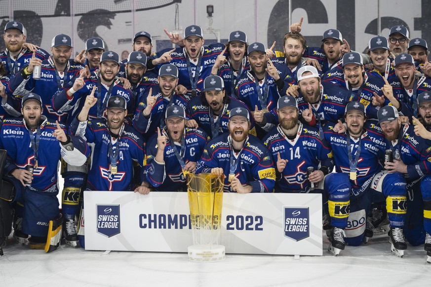 Die Spieler von Kloten jubeln mit dem Pokal nach ihrem Sieg im fuenften Eishockey Playoff-Finalspiel der Swiss League zwischen den EHC Kloten und dem EHC Olten am Mittwoch 20. April 2022, in der stimo ...