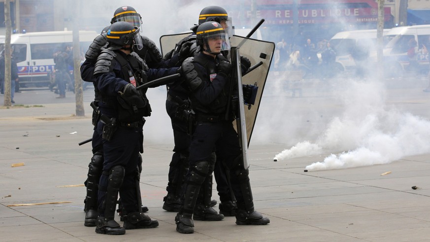 Place de la République:&nbsp;Polizei in Vollmontur.