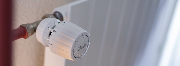 ARCHIV - A Zehnder radiator with a Danfoss valve and thermostat in an apartment, pictured in Rigi Kloesterli, Switzerland on January 18, 2015. - Dem Heizungs- und Lueftungshersteller Zehnder macht der ...