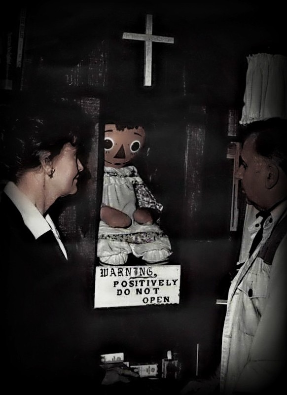 Die echte Annabelle, welche die Horrorfilme «The Conjuring» und «Annabelle» inspiriert hat. Sie soll von einem Dämon besessen gewesen sein und befindet sich heute im&nbsp;«The Warren’s Occult Museum»  ...