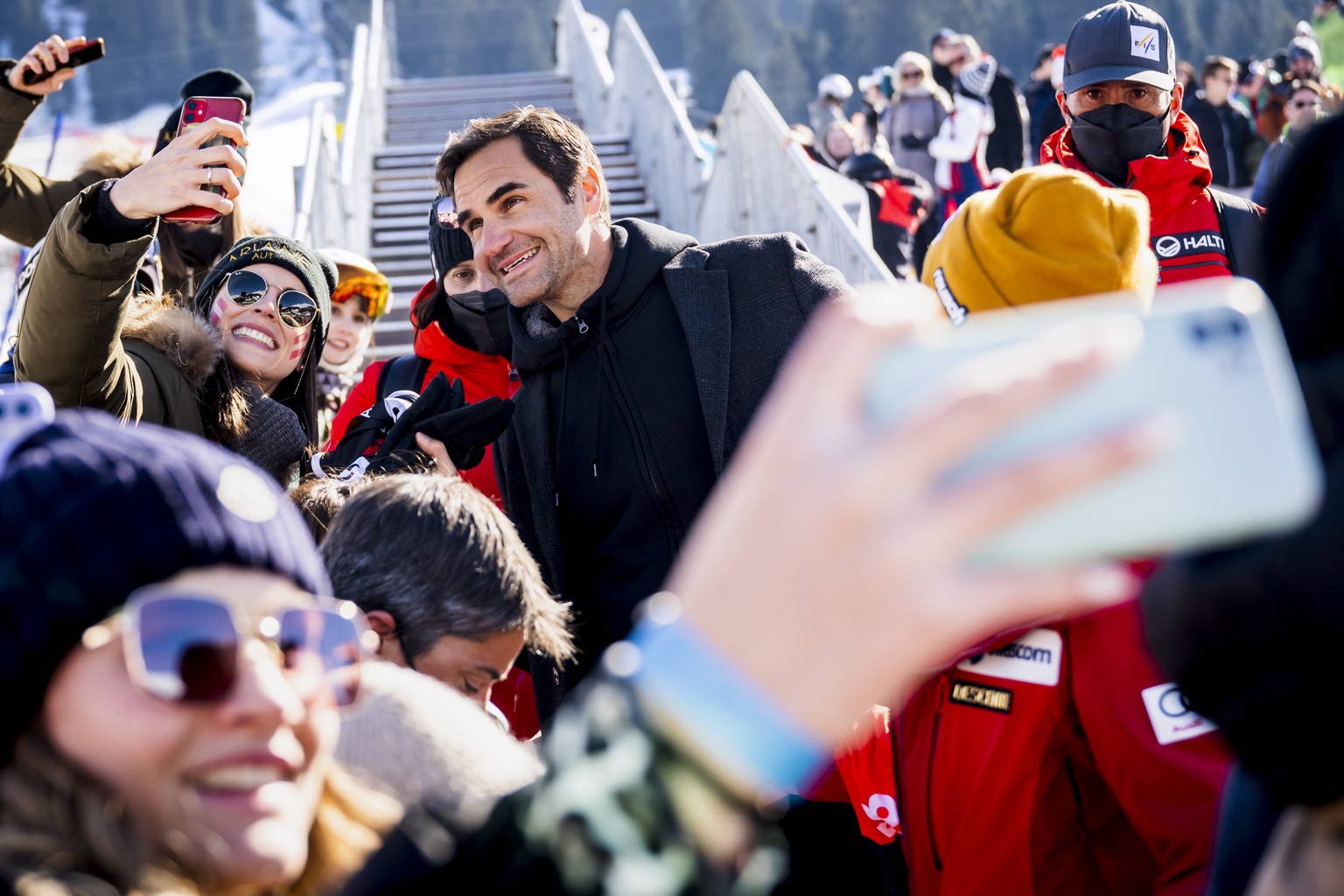 epaselect epa09803131 Swiss tennis player Roger Federer (C) greets supporters on the sidelines of the Women&#039;s Super-G race at the FIS Alpine Skiing World Cup in Lenzerheide, Switzerland, 05 March ...