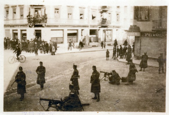 In Grenchen kommt es am letzten Streiktag zum Schusswaffengebrauch der Ordnungstruppen gegen Demonstranten. Drei unbeteiligte Zivilisten sterben.
Streikalbum, Kulturhistorisches Museum Grenchen