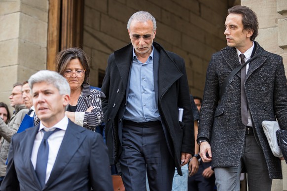 epa10629212 Swiss leading Islamic scholar Tariq Ramadan (C) leaves with his lawyers Guerric Canonica (L) Yael Hayat (2-L) and Philippe Ohayon (R) the Geneva's courthouse after first day of hearin ...