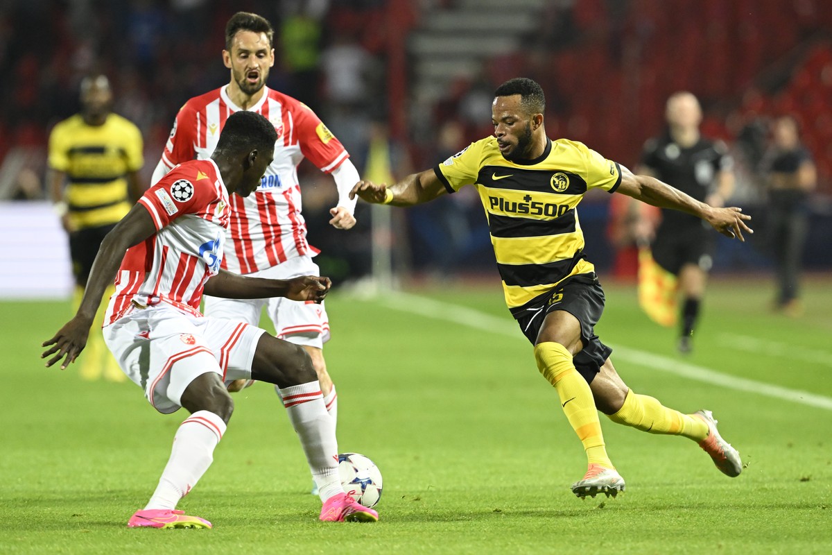 Belgrade's Nasser Djiga, left, and YB's Meschack Elia, right, fight for the ball during the Champions League group G soccer match between Serbia's FK Red Star Belgrade and Switzerland&# ...
