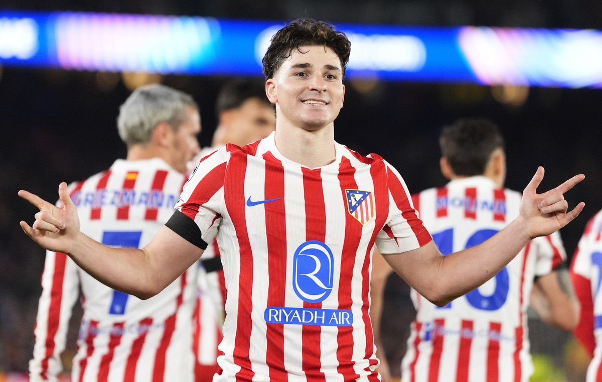 epa12876095 Atletico de Madrid's Julian Alvarez celebrates scoring the 0-1 goal during the UEFA Champions League quarter-final first leg soccer match between FC Barcelona and Atletico Madrid, in  ...