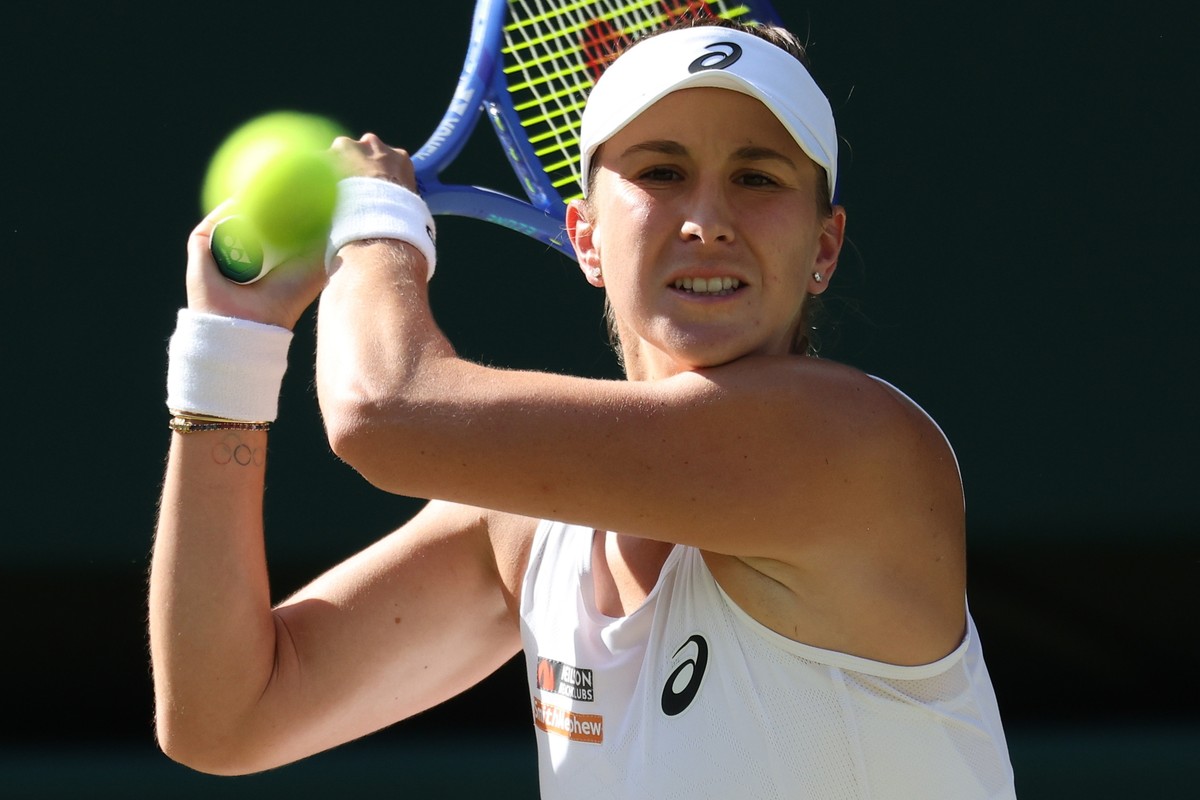 epa12229769 Belinda Bencic of Switzerland in action during the Women's Singles semi-finals match against Iga Swiatek of Poland at the Wimbledon Championships, Wimbledon, Britain, 10 July 2025. EP ...
