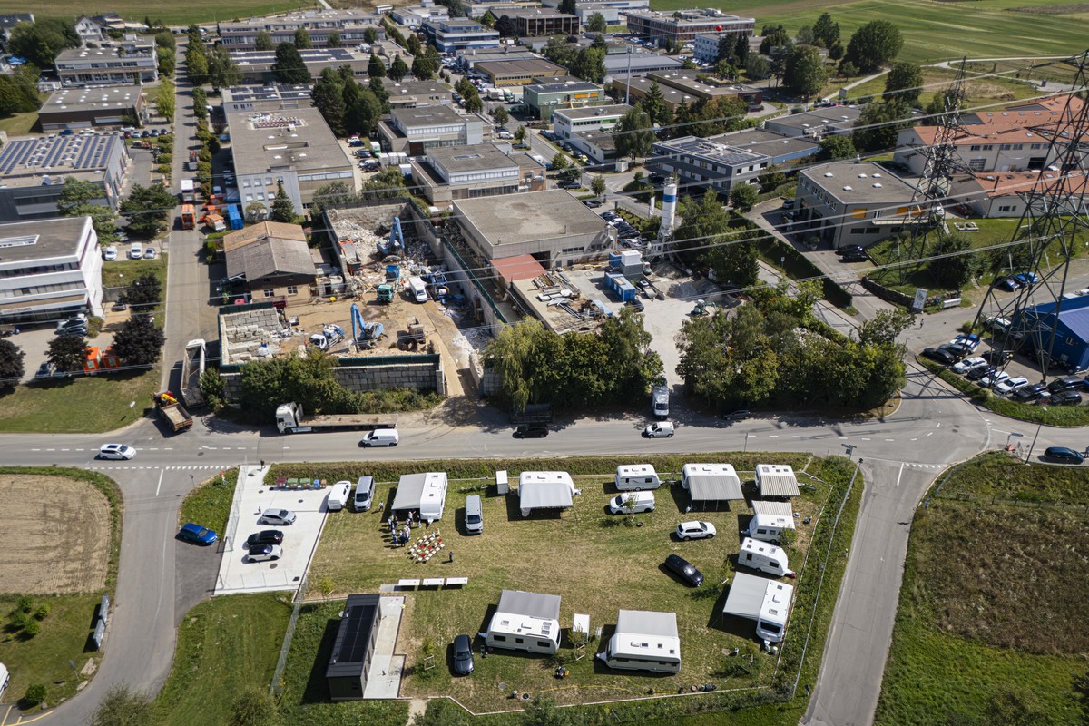 Une vue aerienne montre une aire de passage pour les Yeniches lors de son inauguration ce lundi 25 aout 2025 au Mont-sur-Lausanne. (KEYSTONE/Valentin Flauraud)