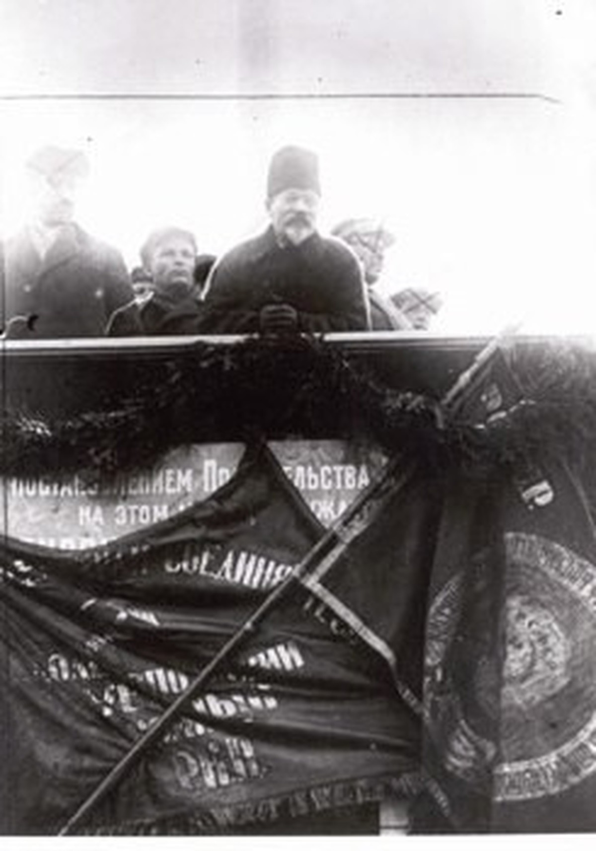 Kirov und Kalinin auf der Tribüne des Lenin-Mausoleums, Ende der 1920er-Jahre. Die erste Variante hier zeigt die für die Retuschierung vorgesehenen Bildbereiche (angekreuzte Köpfe).