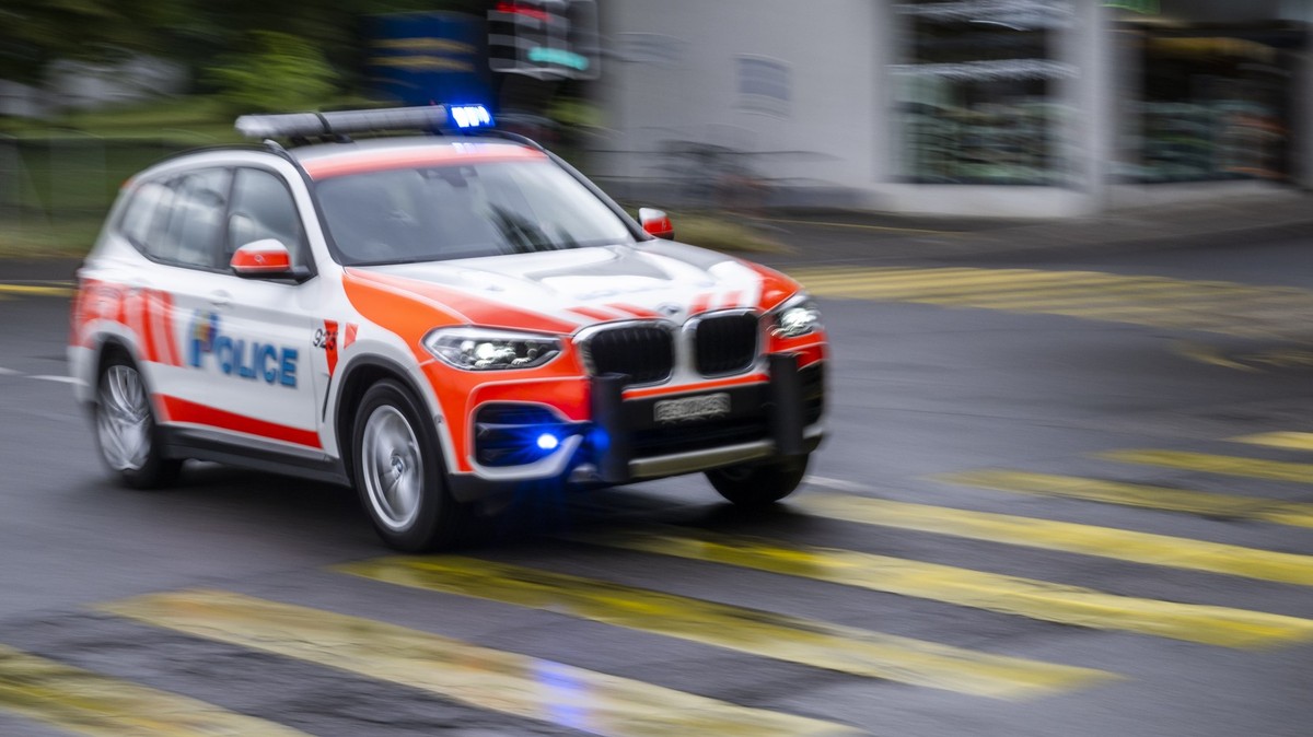 Une voiture de la police genevoise part sur une intervention avec le feu bleu et sirene enclencher,ce mercredi 22 juin 2022 a Geneve. (KEYSTONE/Martial Trezzini)