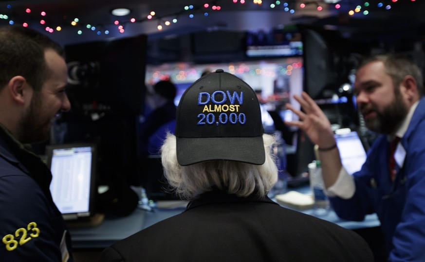 epa05702302 Traders work on the floor of the New York Stock Exchange at the end of the trading day in New York, New York, USA, on 06 January 2017. The Dow Jones industrial average is flirting with sur ...