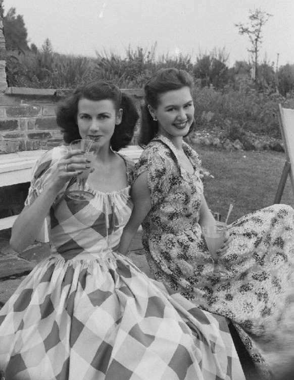 Gartenparty in den 50ern
https://i.pinimg.com/1200x/74/f8/11/74f81195854591a1dcc3bc0b1cf1722f.jpg