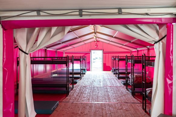 Die neuen Raeumlichkeiten der pandemiegerecht ausgebauten Notschlafstelle "Pfuusbus", am Sonntag, 15. November 2020, in Zuerich. Die von Ernst Sieber initierte Notschlafstelle Pfuusbus biete ...