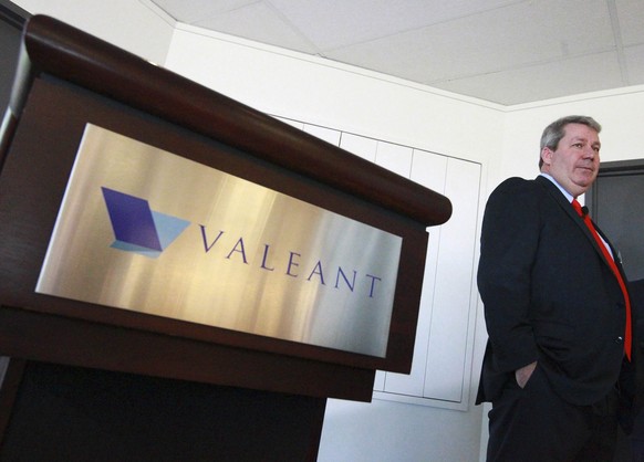 Valeant-Boss J. Michael Pearson vor dem Firmenlogo.