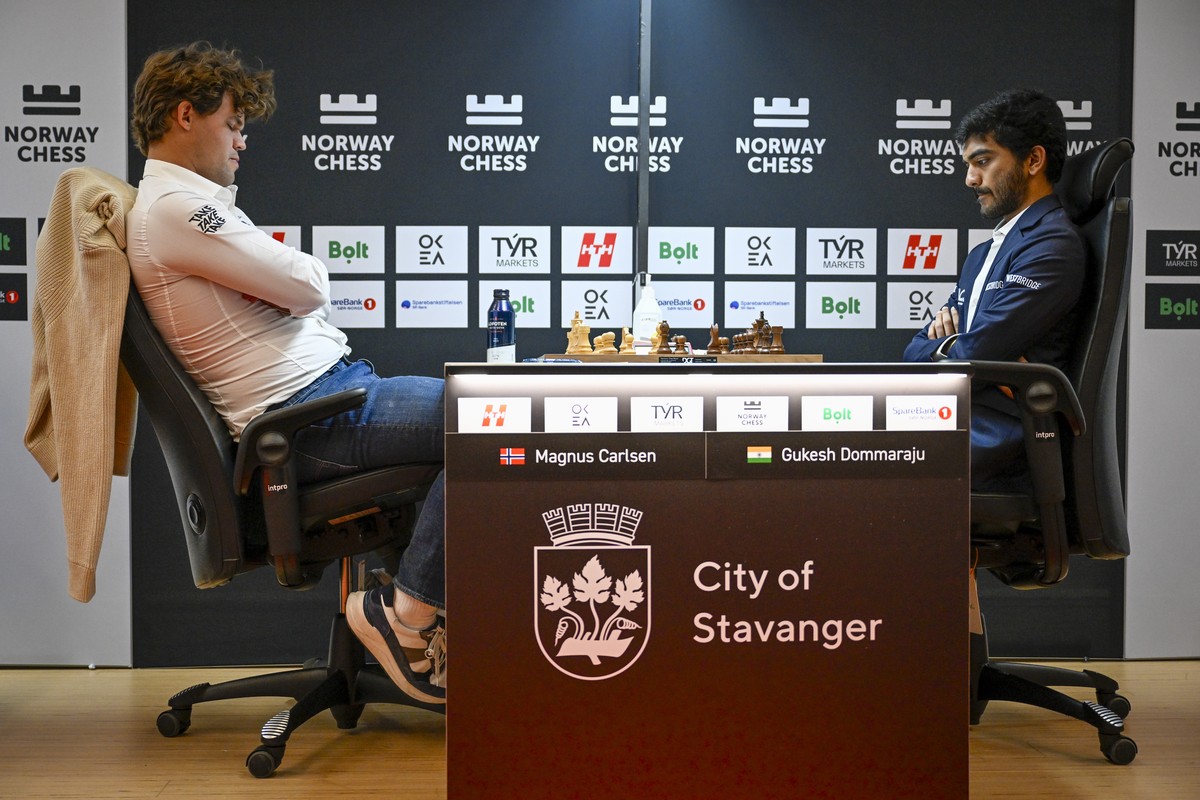 epa12137190 Magnus Carlsen (L) from Norway and Gukesh Dommaraju from India compete in a match during the Norway Chess 2025 tournament at Finansparken in Stavanger, Norway, 26 May 2025. EPA/Carina Joha ...